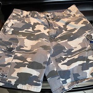 Coliseum Men’s Camouflage Cargo Shorts Perfect Condition C1F